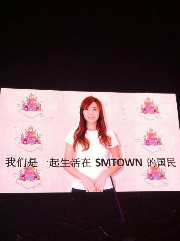 [PIC][18-10-2013]SNSD khởi hành đi Bắc Kinh để tham gia "SMTOWN Live World Tour III in Beijing" vào chiều nay - Page 3 BW86F-aCQAAOFbw