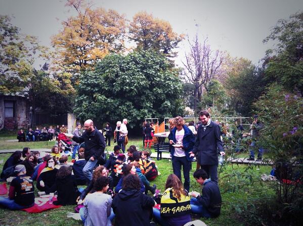 matteoXmanca's tweet photo. @GCMontello @LiberaGiovaniMi Il #giardino è gremito e lo spirito è alto. #LeaGarofalo http://t.co/6pSoqdQbw8
