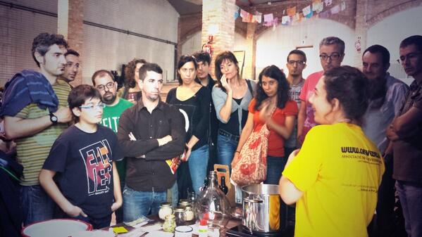 VineaFerCervesa's tweet photo. Silvia de #FamilyBeer explicando trucos para que podáis hacer la cerveza en casa #VFC13 http://t.co/KHHTPRgZ81