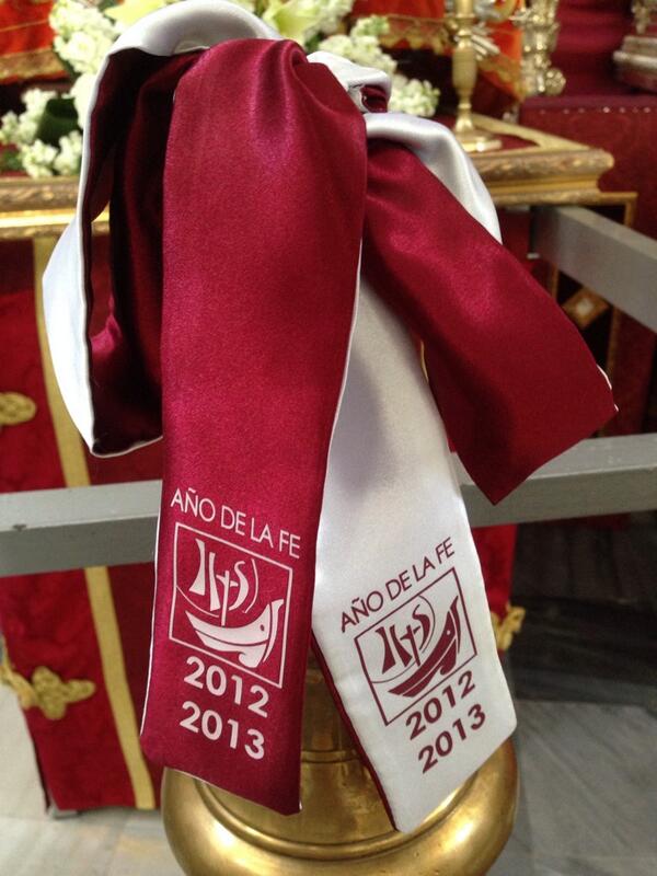 patronadevelez's tweet photo. Detalle de la campana de las andas con motivo del Año de la Fe http://t.co/MN4YEw6ZS4