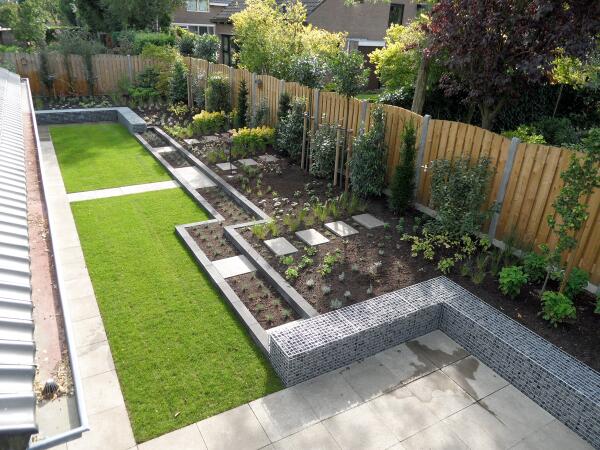 Vorige week deze bijzondere tuin opgeleverd met hoogte verschillen opgevangen door schanskorven en prachtige borders