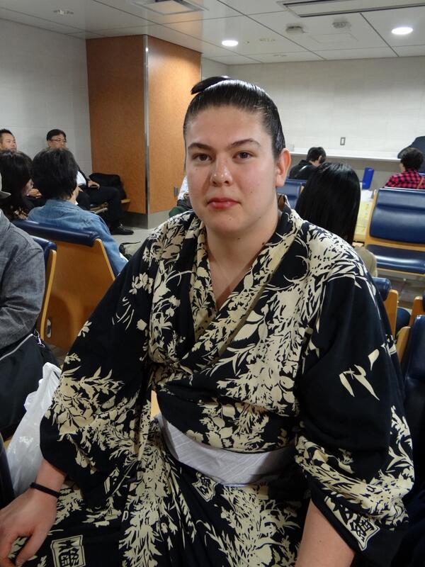 日本相撲協会公式 巡業出発 初めての三段目で勝ち越した伊勢ノ海部屋の頂 雪駄が履けるようになって嬉しい 体重が１０キロ増え １１６キロになり 自信がついてきたとのこと Sumo Http T Co Qutf68yalx Twitter