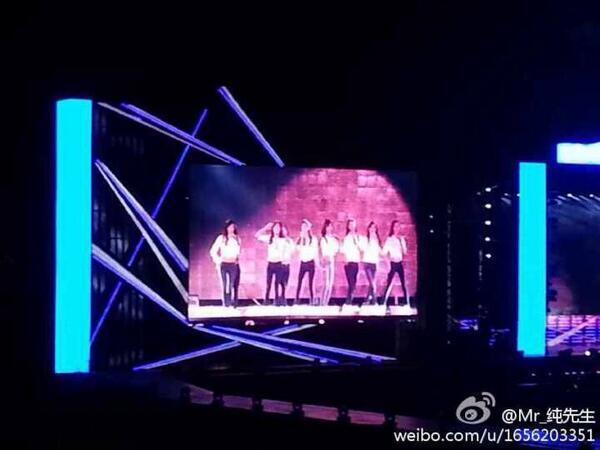 [PIC][18-10-2013]SNSD khởi hành đi Bắc Kinh để tham gia "SMTOWN Live World Tour III in Beijing" vào chiều nay - Page 2 BW8gLuNCcAAeVBj