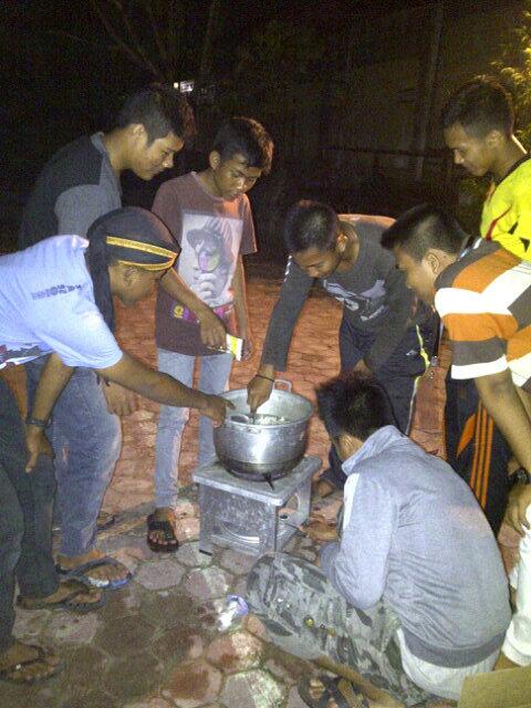 Inilah koki ala osis laki SMAN 11 BJM . Ayo siapa mau ubi gorengnya :))