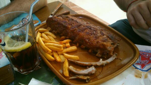 Moracho91's tweet photo. Buena comilona nos hemos pegao!! Ahora a esperar al partido! @djaniweekend @cesarprat939 @josep_ale @nievaarrondo http://t.co/EPqcvjuZXM