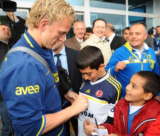 bfenercom1's tweet photo. Fenerbahçemiz Kayseri'ye ulaştı. Takımımızı çok sayıda taraftarımız karşıladı. http://t.co/Xc8bSbYiMM