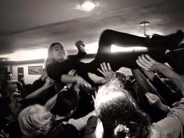 Soirée d'anthologie hier à <a href="/CestdanslaValle/">C'est dans la Vallée</a> ! Jam de feu dans un rade et stage diving du comptoir <3