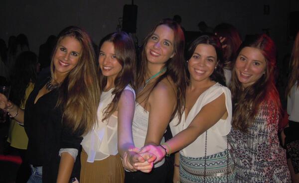 Victoriahm92's tweet photo. Viernes noche! @Maca_FR @anamarin92 @luxi_27 http://t.co/6Bt0zbcxSI