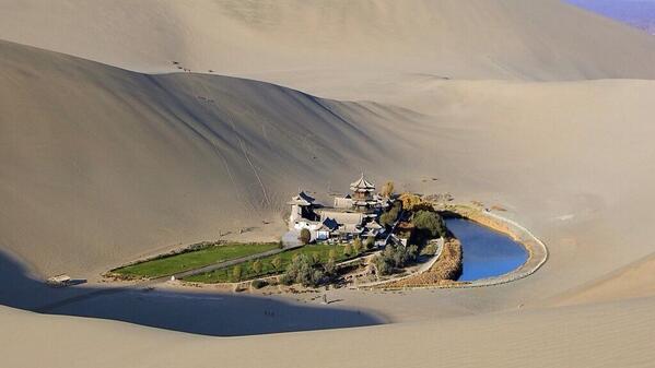 VisitaElMundo's tweet photo. Oasis en el desierto de Gobi. http://t.co/FxxGcQWPYC
