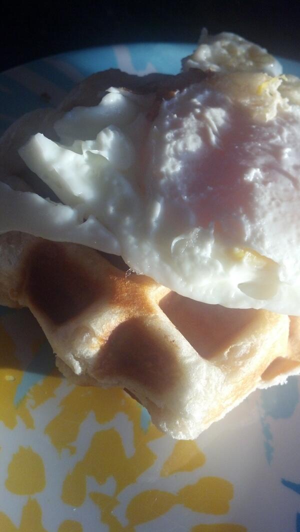 ChildsRowan's tweet image. #wafflemagic biscuit waffle stuffed with #Wisconsin #cheesecurds and a fried egg on top