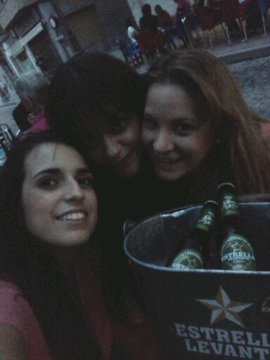 laur_cai's tweet photo. Con nuestra compañera fiel.. buen finde este! Calentando motores para los siguientes...jiji @eladiagr @cristina_cuki http://t.co/jMEAKQG8fj