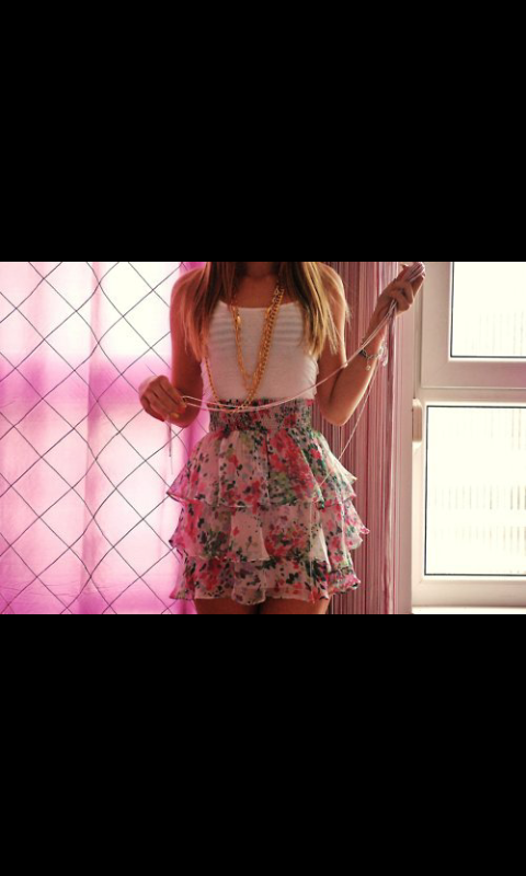 ModaChicGenial's tweet photo. RT si te gusta este #conjuntazo de falda de tubo con volantes de flores, camiseta blanca y collar de oro. http://t.co/qtf0bUPdHC