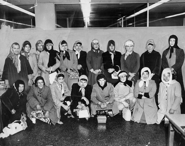 HistoryInPics's tweet photo. LAPD Officers went undercover and dressed up as women to catch a purse snatcher, 1960. http://t.co/DauLwagG2H