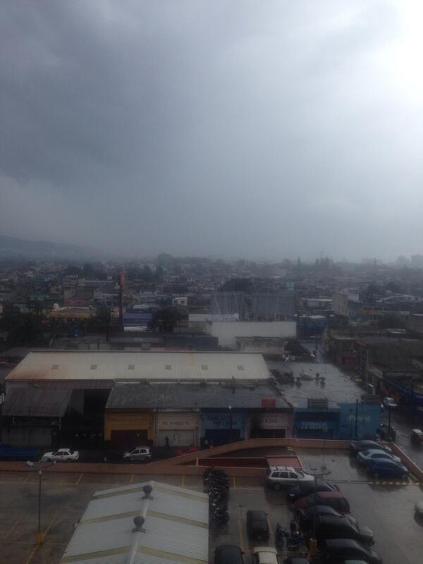 EmisorasUnidas's tweet photo. #OyentesEU reportan: @Byron_Vasquez: "Así se ve la ciudad de Guatemala". http://t.co/ire5gOXutH
