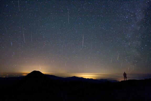 swaragamafm's tweet photo. Hujan meteor draconid akan menghiasi langit Kanada, Eropa dan Asia Utara pada hari ini | #SunsetDrive http://t.co/hWwED0bkP4