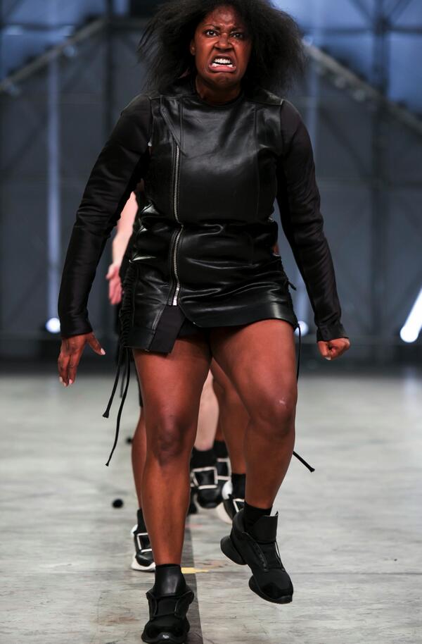 High Fashion リック オウエンスの14春夏レディスコレクション キーワードはスポーツ アメリカのダンサーをモデルに起用し 迫力のダンスと共に新作を披露 ショーの動画も掲載 Http T Co 4l3gl8sp1v Http T Co 2qg8dtzwi0