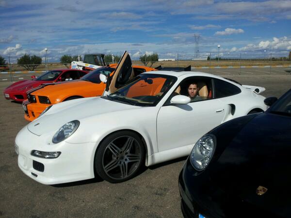 adamporcar's tweet photo. Como corre el 911 turbo jaja http://t.co/bcQE6fLkVS