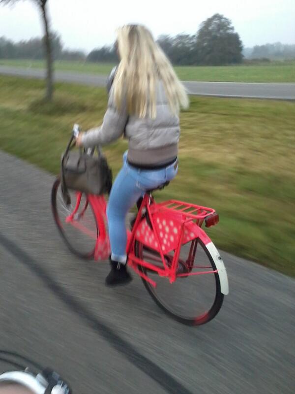 martieeeen's tweet photo. @klarissaa1997 op har nieuwe bikee ♡♡ hahaha http://t.co/q5Q3y84hTG