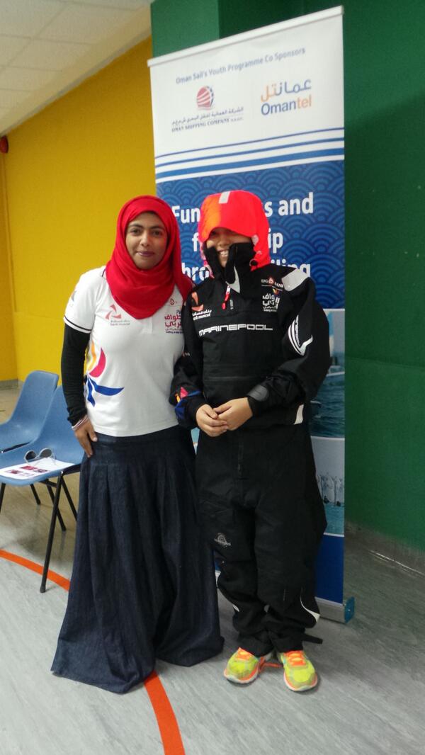 البحارة ابتسام السالمي من فريق عُمان للإبحار النسائي مع إحدى الطالبات Ibtisam of the Women’s Sailing Programme