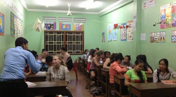 G_punpun's tweet photo. Local teacher and traveller teacher try to explain to each other#tm http://t.co/K8FfMAVQQM