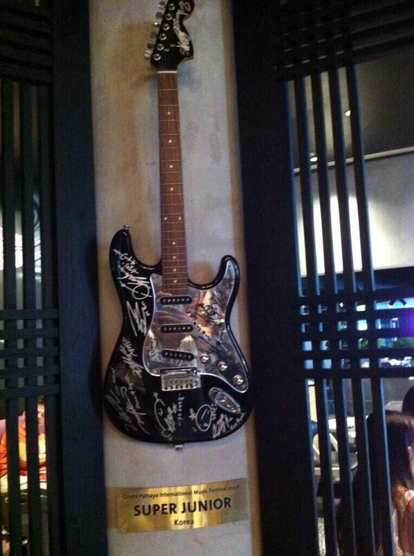 iikmubhae's tweet photo. ลายเซ็นเอสเจ 13 คนบนกีต้าร์ ที่ห้องอาหารของโรงแรม Hard Rock เมืองพัทยา เซ็นตอนมางานที่พัทยา^^ [snwkimguy] http://t.co/VTTk8yEk1C