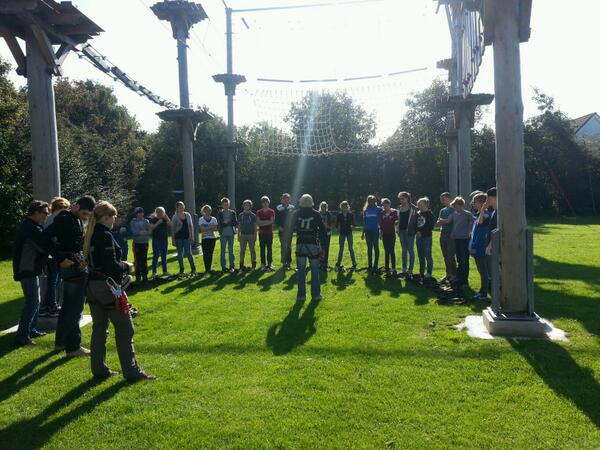 Eerste groep luistert aandachtig naar instructeur Edwin.