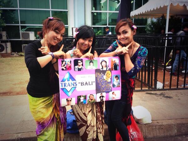 Penonton setia @YuKeepSmile_TTV jauh-jauh dateng dari Bali.. =D