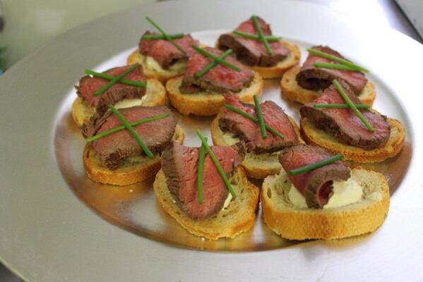 PMCButcher's tweet image. Wagyu Beef fillet on crostini, beautifully cooked by our chef Julia Cotter #canapes #chef #wagyu