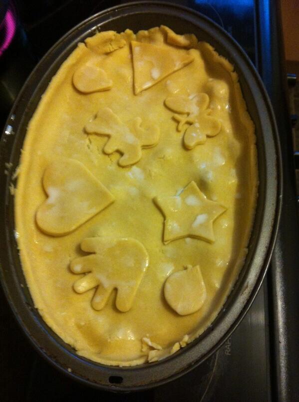 MMMMCake13's tweet image. Last nights homemade beef, ale and mushroom pie decorated by my 3 year old #sheissocute #minibaker