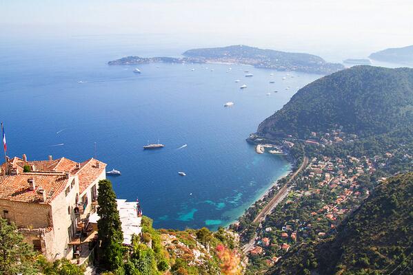Opreisgaan's tweet photo. Vanaf de heuveltop in het stadje Èze aan de Cote d'Azur heb je een adembenemend uitzicht op de Middellandse Zee! http://t.co/1t2RpKx7Qi