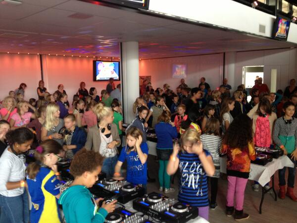 DJ_workshop's tweet photo. De DJ-Workshop dit weekend was super in Sneek! @RaboSneekZWF #spaarfeest #rabobank http://t.co/JGxdYFlNqs