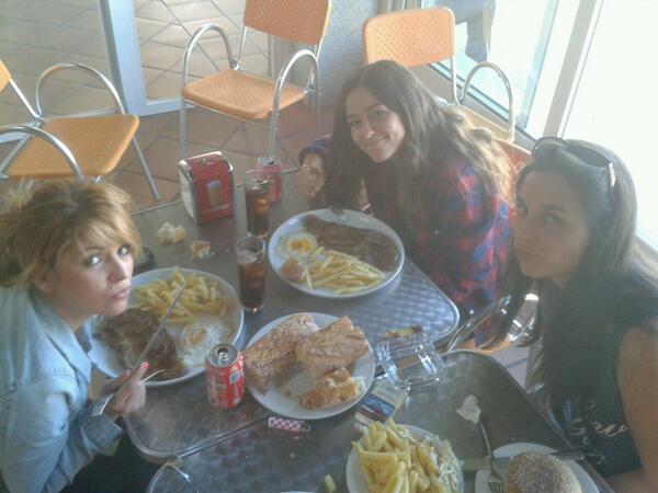 tamaris88's tweet photo. "@sandraam13: Asi se esta bien un Martes @tamaris88 @Juliatrece @MiRiocLoo http://t.co/0OP86TZNez"No estamos mal no !
