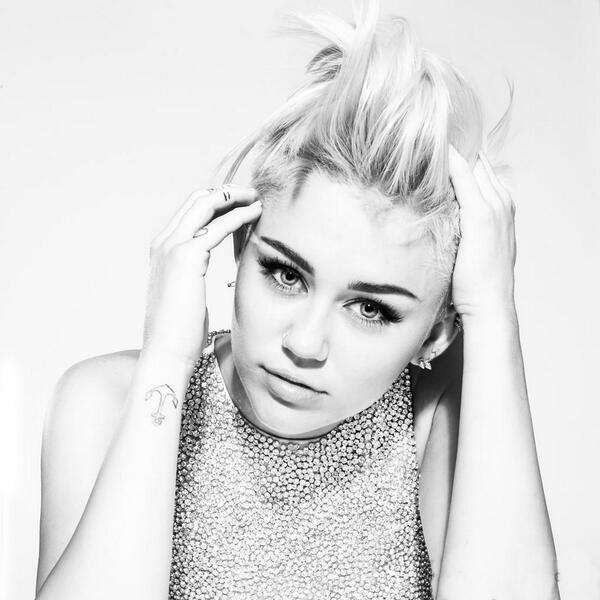 Viadaa's tweet photo. Sabe oque é amor?Sigo os passos dessa menina desde 24/03/06 apoio sua rebeldia #miley #Bangerz @MileyCyrus <3 BRAZIL http://t.co/cK8vG7gVZW