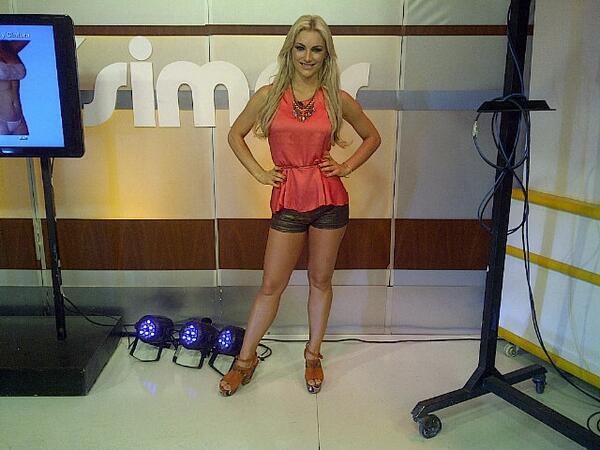 SofiMacaggi's tweet photo. Graciass @ZMicheluzzi, #ibroo, @apmaquillaje @katushkas @robertovernucci por mi look para @informadisimos1 http://t.co/Kwz30K7O5S