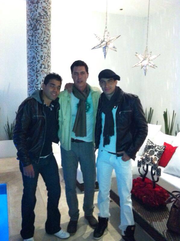 ernestoelcoco's tweet photo. Mauricio Aspe mi gran hermano con mis dos hijos que también son de corazones brasileños Nety y Romario http://t.co/RHGGphGr4Y