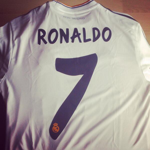 ReaI_Madrid_CF's tweet photo. Voy a sortear la camiseta de Cristiano Ronaldo, para conseguirla da RT a este Tweet y síguenos, ¡Suerte! http://t.co/iu844j4ceW