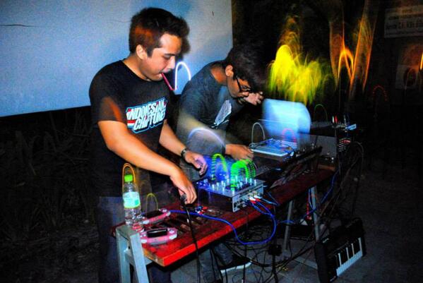 asp8bit's tweet photo. Afterschool Party X @ASDW8 live in #FUTURESOUND3 @ Waterbank Cafe YK http://t.co/fksP9W1EdP