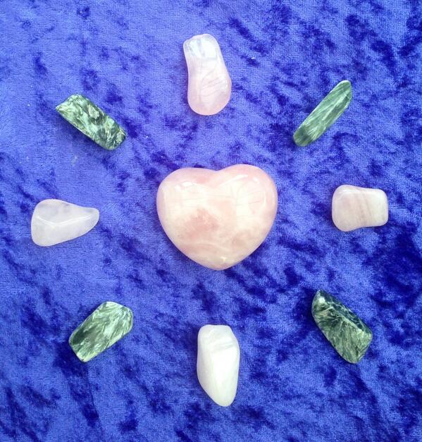 CrystalEnigma's tweet photo. Loving Angelic Presence Grid. Serephinite and Rose Quartz 💕 http://t.co/iaNiYmEtt4