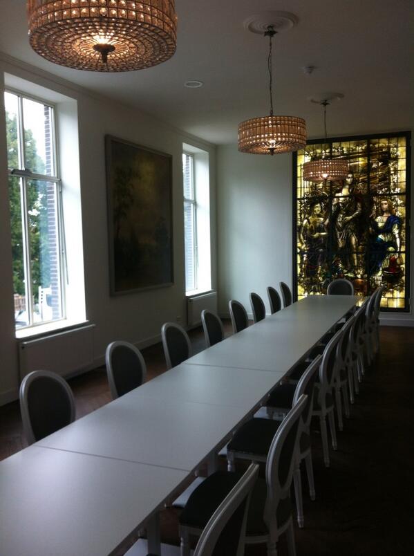 Prachtige stoelen en tafels :verschillende opstellingen mogelijk voor eten/trouwen bedacht door @sprankbv