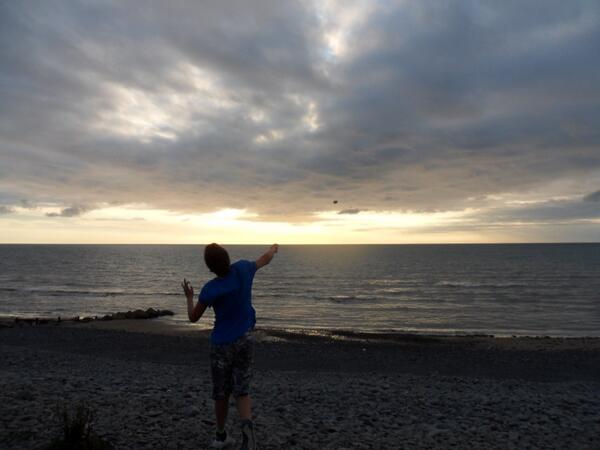 _calvin14's tweet photo. Aberaeron wales #bestthrow #kickass #stone #sunset #dad #stepmum @JbBarrington http://t.co/7WCqFzgcr0