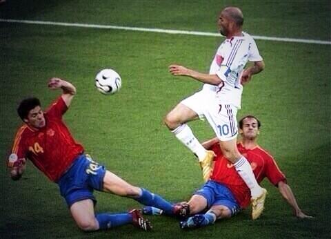slasrwst's tweet photo. الكثرة تغلب الشجاعه ؟!؟  ربما . . لكن الكثرة لا تغلب الذكاء . . هكذا علمني [ زيدان ] . . ! http://t.co/tPbVJuRWt5