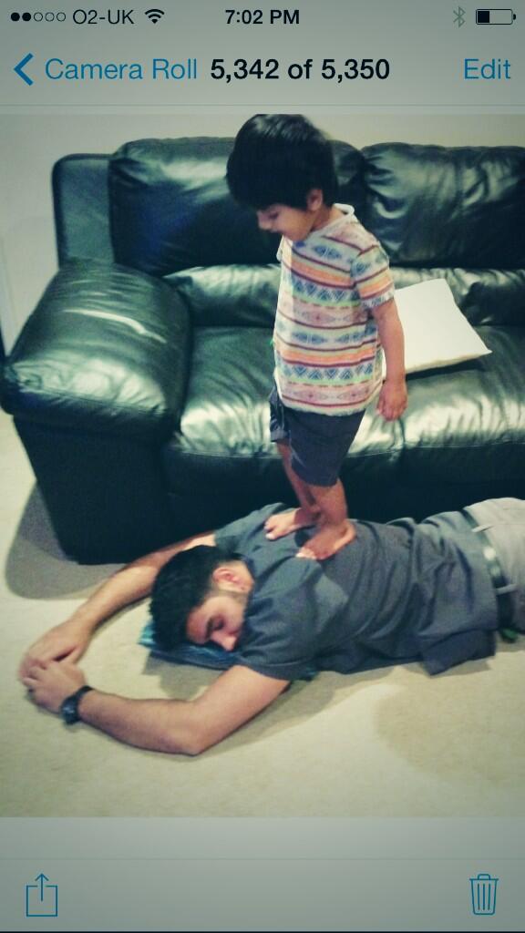 aasimhashmi89's tweet image. Zayan "massaging" my back.... #teachthemyoung #nephew #workback
