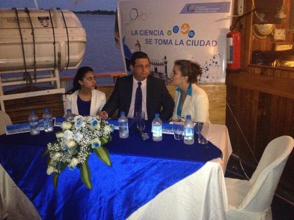 CFN_ECUADOR's tweet photo. Camilo Samán, Presidente de la CFN, apoya la campaña "La ciencia se toma la ciudad", impulsada por @Becas_SENESCYT http://t.co/2QfJhXNPhg
