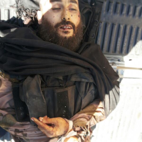Md8's tweet photo. أحد شهداء مطار منّغ تقبله الله، سبّابتهُ.. تختصر لك القصة
(هذا الطريق.. فأين الرجــال؟) http://t.co/fnvmrtvpyq