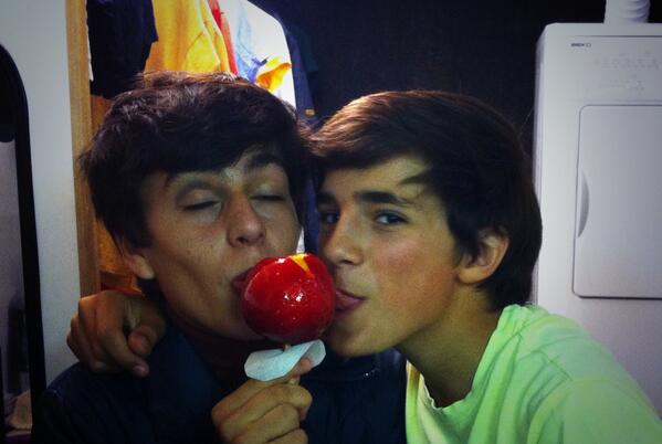 Joselu_guti's tweet photo. Happy new year 1974 con @etsmoltgrantiu y la 🍎🍭#SeveFilm http://t.co/jMWm0QE98A