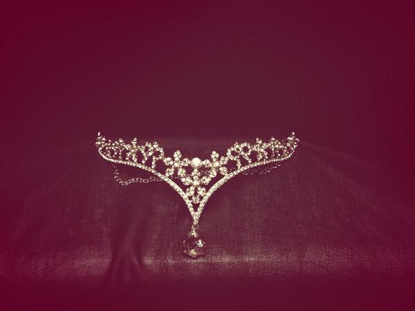 am_acz's tweet photo. Check out this stunner...another one of our pieces! #headpiece #todiefor #accessories #regal http://t.co/3zKBcJUtee