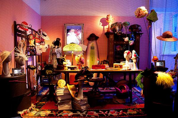 voguelatam's tweet photo. #Hatology. Se exhibe en Milán la legendaria colección de sombreros #AnnaPiaggi // http://t.co/hsvS5ud8Xp http://t.co/Ca6tcF8O10