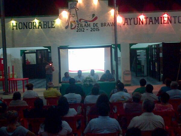 alberto_basulto's tweet photo. El Lic. @carlospavonf Dir. Gral. del @INDERMYUC en la Tercera Sesion Ordinaria del COPLADEMUN en #DzilamBravo http://t.co/eh8jST9iw1