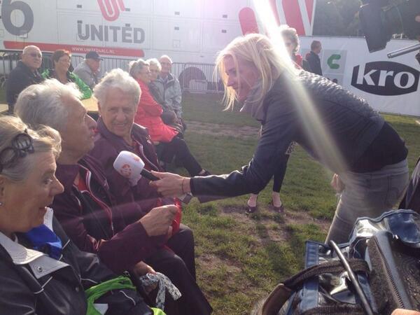 Verslaggeefster <a href="/fleurbok2/">fleur bok</a> op het #Malieveld in Den Haag waar de #petitie vandaag wordt overhandigd! #niet123weg