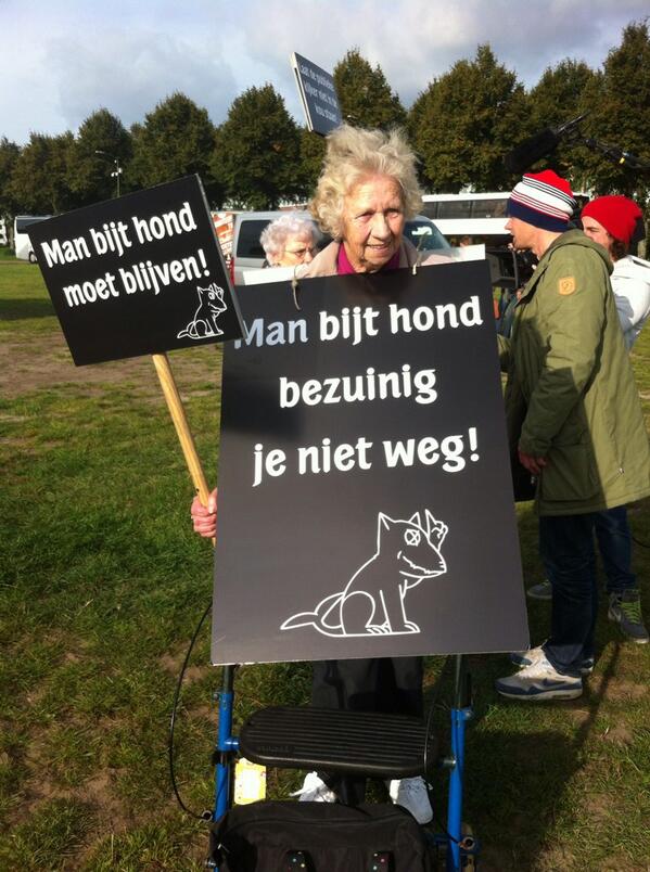 Man Bijt Hond fans op het Malieveld #niet123weg